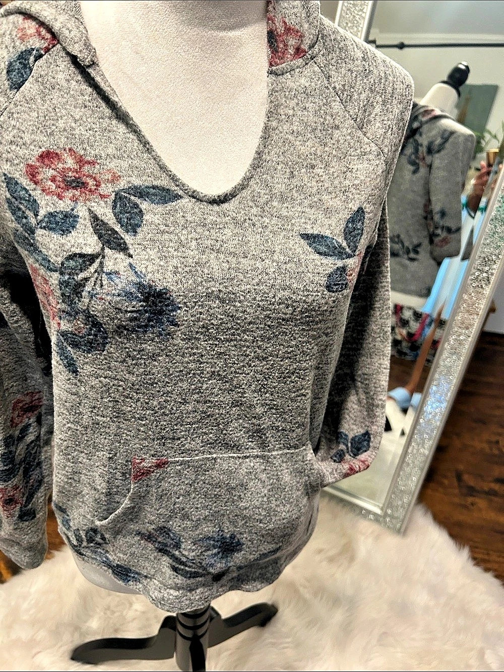 Pink Rose Floral Long Sleeve Top in Gray & Red Size Small